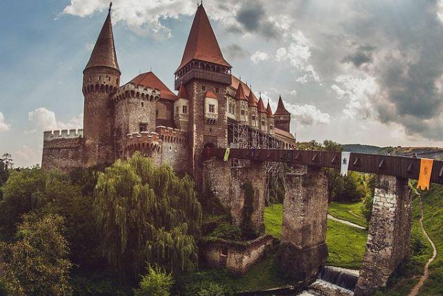 טירת קורווינס (Corvin Castle) בטרנסילבניה credit to viator.com