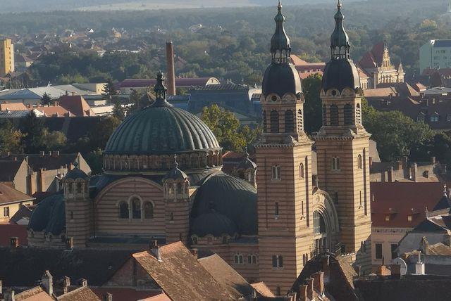 טירת קורווינס (Corvin Castle) בטרנסילבניה credit to viator.com