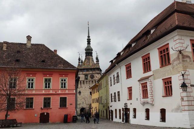 סיגישוארה (Sighișoara – עיר הולדתו של ולד המשפד) credit to getyourguide.com